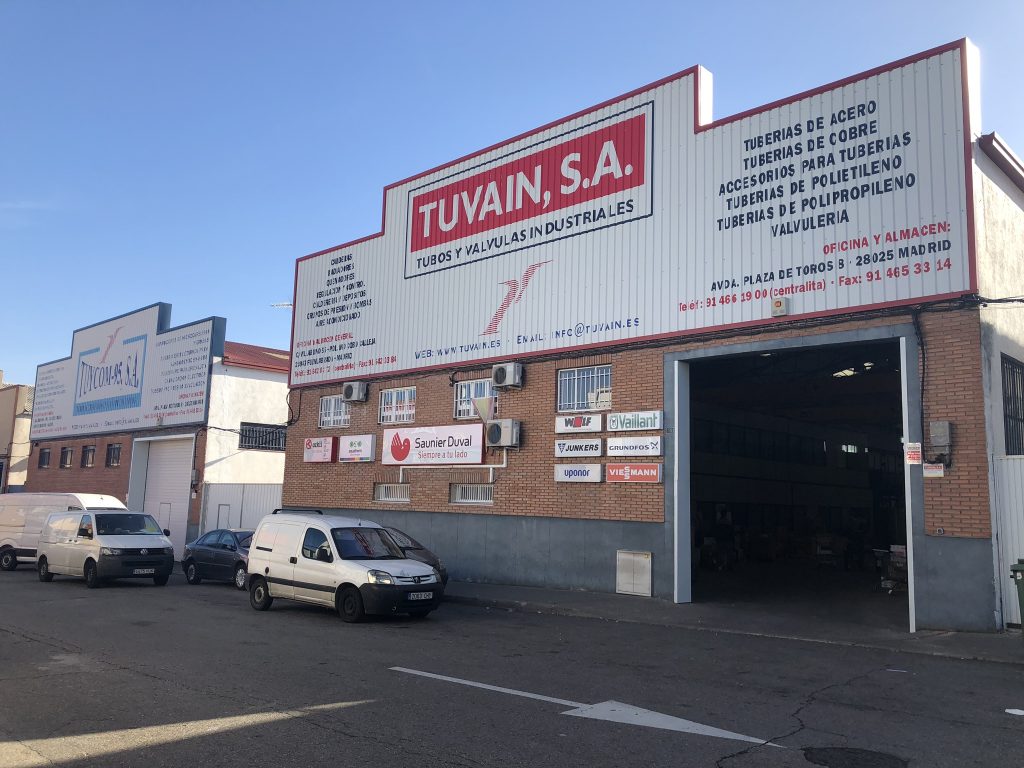 Fachada del almacén de fontanería en Fuenlabrada - Tuvainsa